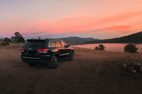Black Jeep Grand Cherokee overlooking a scenic lake during sunset in Colorado Springs. Photo by Nasr Al from Pexels