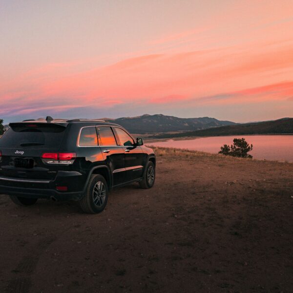 Black Jeep Grand Cherokee overlooking a scenic lake during sunset in Colorado Springs. Photo by Nasr Al from Pexels